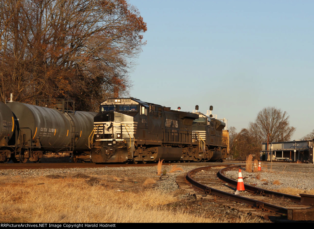 NS 4194 leads train 744 westbound